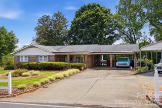2711 Fairway Acres Circle, Lenoir, NC 28645