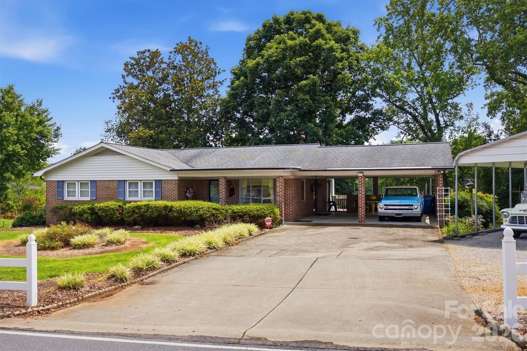 2711 Fairway Acres Circle, Lenoir, NC 28645