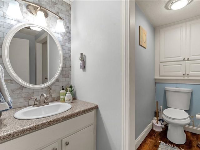 21 Woodvale Ave, Plymouth, MA 02360