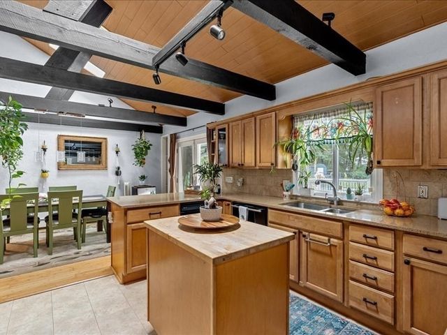 21 Woodvale Ave, Plymouth, MA 02360