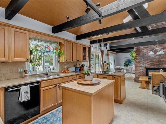 21 Woodvale Ave, Plymouth, MA 02360