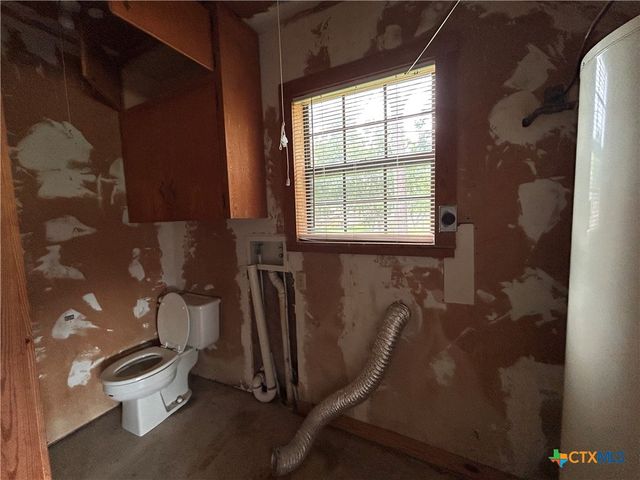 614 Apollo Drive, Edna, TX 77957