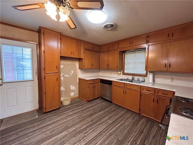 614 Apollo Drive, Edna, TX 77957