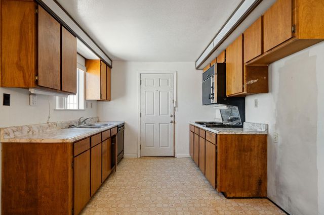 477 Lampasas Ave, Sacramento, CA 95815