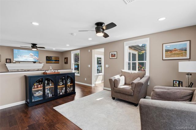 16 West Street, West Islip, NY 11795