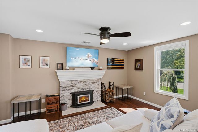 16 West Street, West Islip, NY 11795