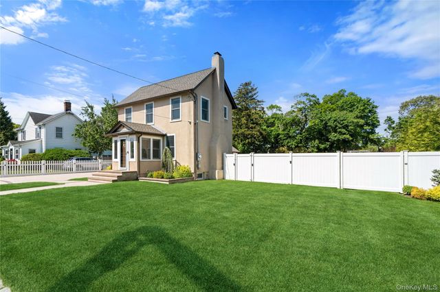 16 West Street, West Islip, NY 11795