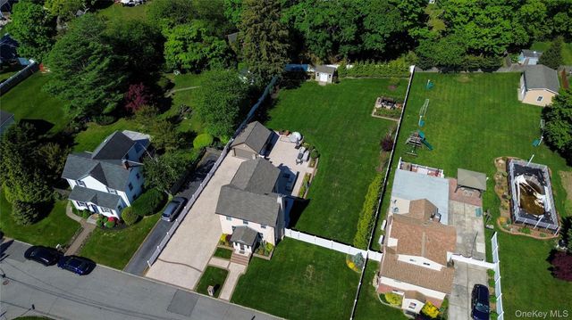 16 West Street, West Islip, NY 11795