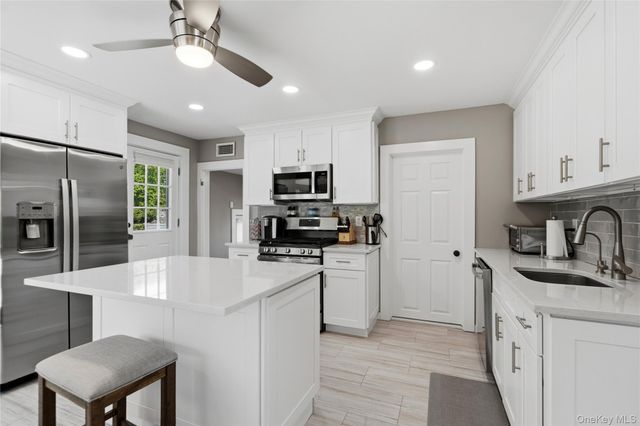 16 West Street, West Islip, NY 11795