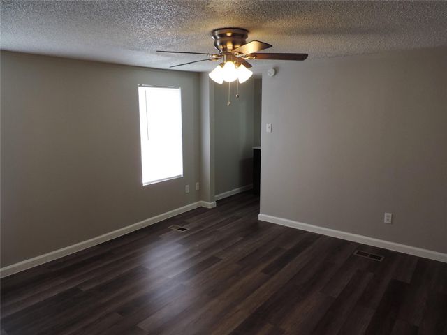 1668 Fm 2518 85, Cleveland, TX 77327