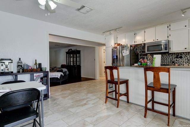 135 Pullman, La Vernia, TX 78121