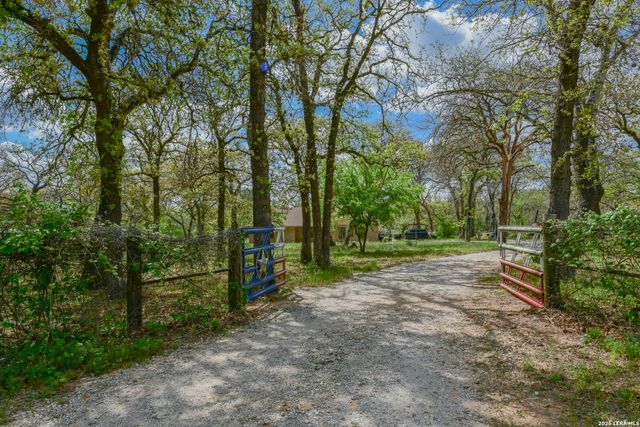 135 Pullman, La Vernia, TX 78121