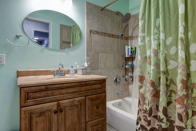 135 Pullman, La Vernia, TX 78121