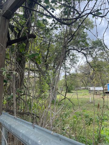 135 Pullman, La Vernia, TX 78121