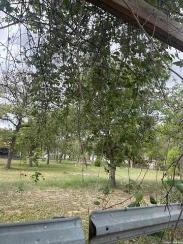 135 Pullman, La Vernia, TX 78121