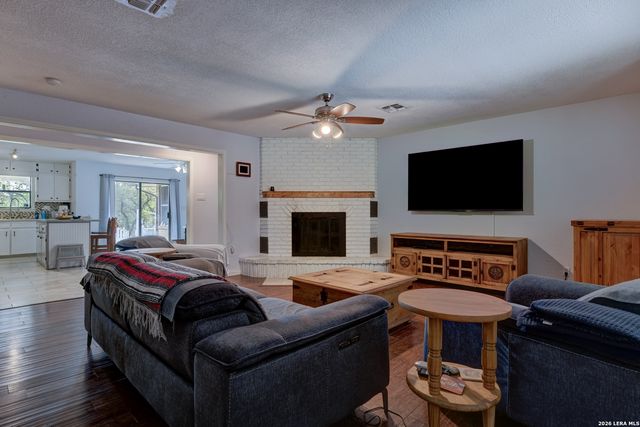 135 Pullman, La Vernia, TX 78121