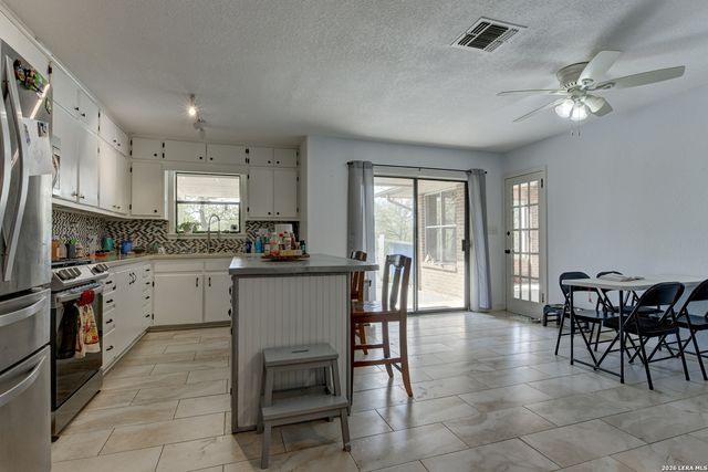 135 Pullman, La Vernia, TX 78121