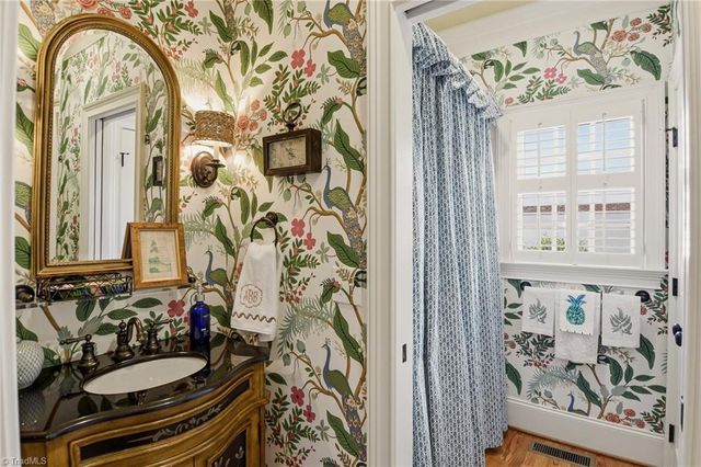 220 Fox Lake Court, Winston-salem, NC 27106