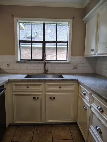 2823 Whitman Drive, Montgomery, TX 77356