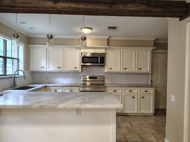 2823 Whitman Drive, Montgomery, TX 77356