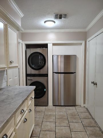 2823 Whitman Drive, Montgomery, TX 77356