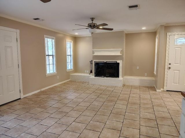 2823 Whitman Drive, Montgomery, TX 77356