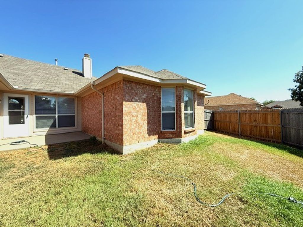 2218 W Thoroughbred Drive, Lancaster, TX 75146