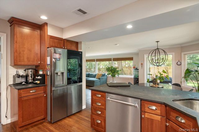 151 Milburn Lane, East Hills, NY 11577