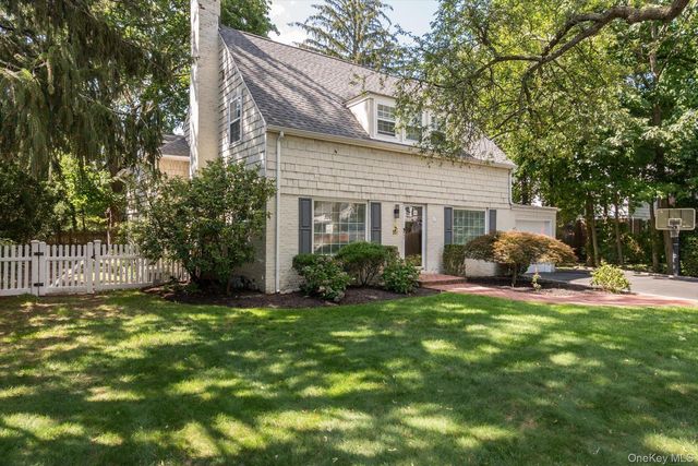 151 Milburn Lane, East Hills, NY 11577