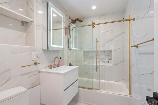 151 Milburn Lane, East Hills, NY 11577