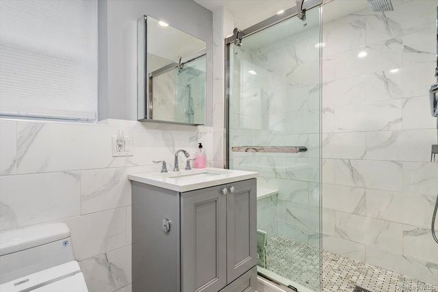 151 Milburn Lane, East Hills, NY 11577