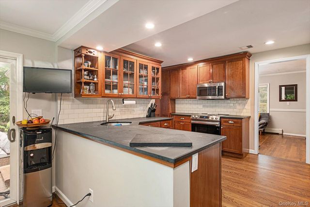 151 Milburn Lane, East Hills, NY 11577