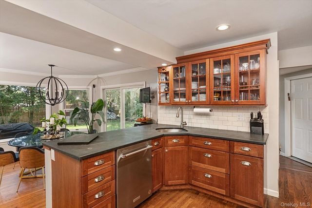 151 Milburn Lane, East Hills, NY 11577