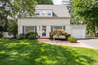 151 Milburn Lane, East Hills, NY 11577