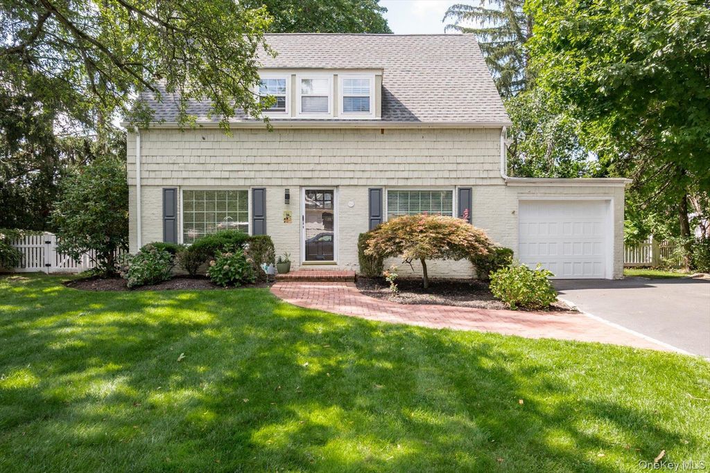 151 Milburn Lane, East Hills, NY 11577