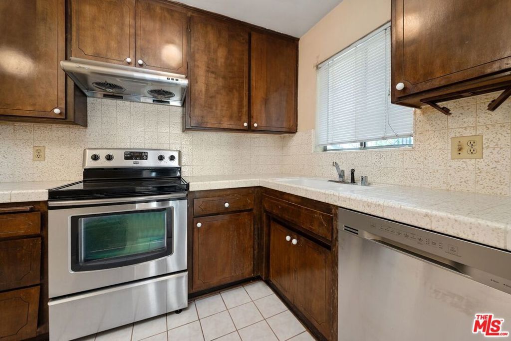 Image 12 of property listing at 1831 Barry Avenue 3, Los Angeles, CA 90025