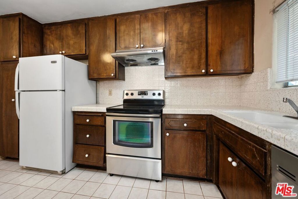 Image 13 of property listing at 1831 Barry Avenue 3, Los Angeles, CA 90025