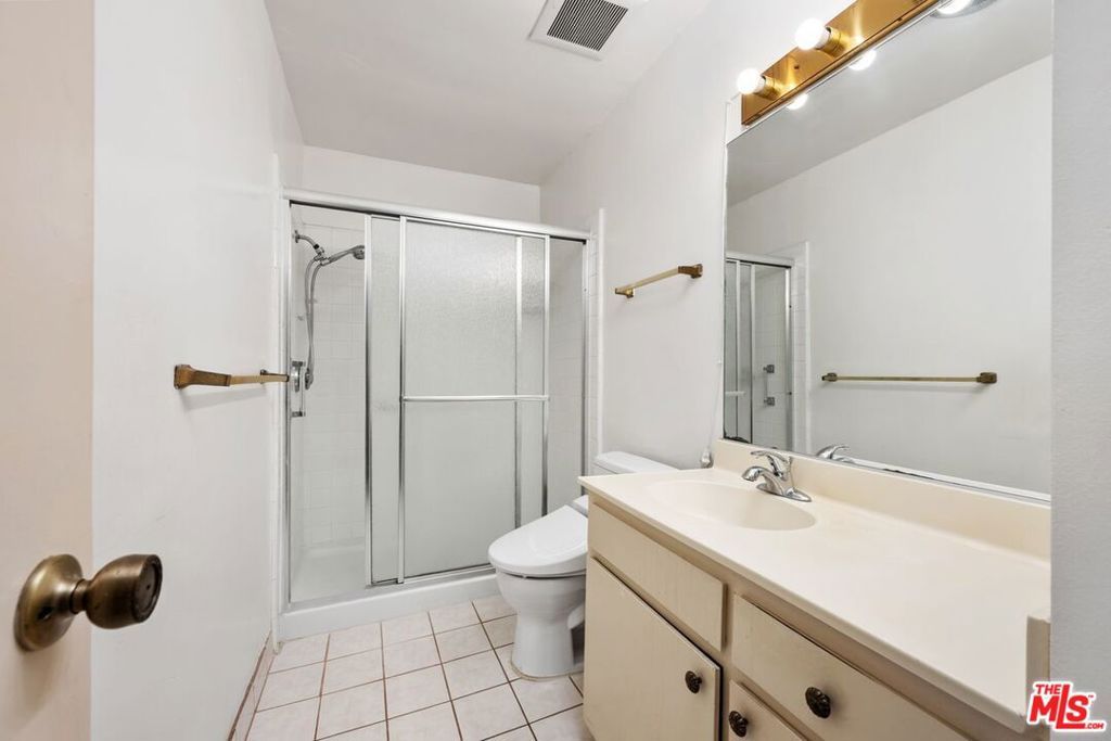 Image 16 of property listing at 1831 Barry Avenue 3, Los Angeles, CA 90025