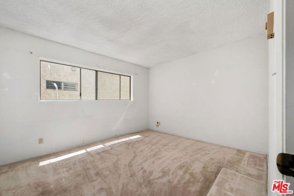 Image 17 of property listing at 1831 Barry Avenue 3, Los Angeles, CA 90025