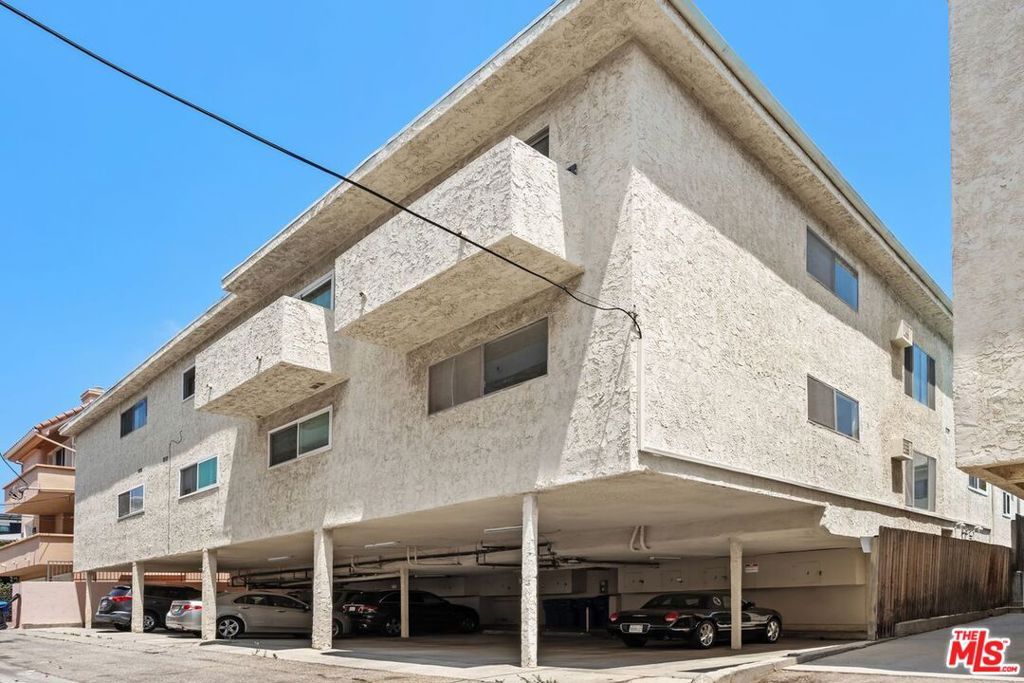 Image 24 of property listing at 1831 Barry Avenue 3, Los Angeles, CA 90025