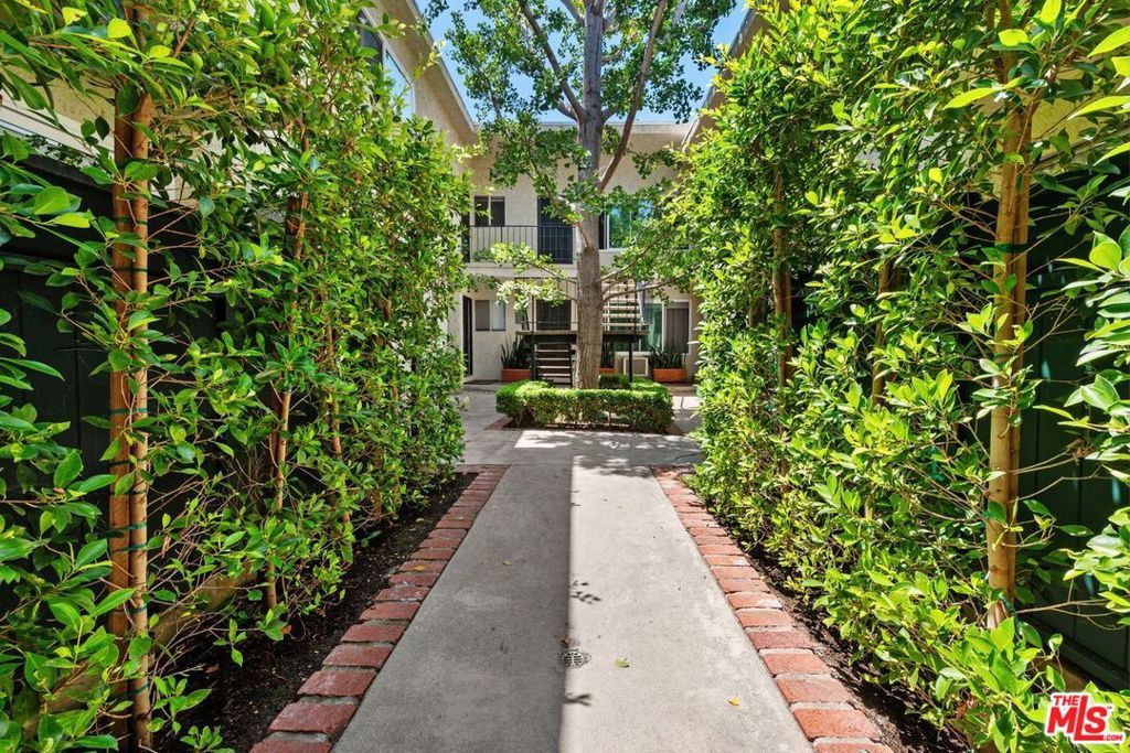 Image 3 of property listing at 1831 Barry Avenue 3, Los Angeles, CA 90025