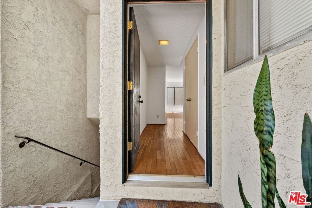 Image 4 of property listing at 1831 Barry Avenue 3, Los Angeles, CA 90025