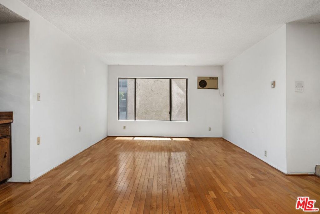 Image 5 of property listing at 1831 Barry Avenue 3, Los Angeles, CA 90025