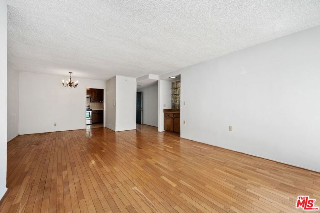 Image 7 of property listing at 1831 Barry Avenue 3, Los Angeles, CA 90025