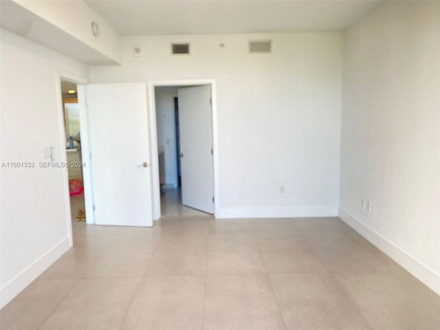16385 Biscayne Boulevard 2421, North Miami Beach, FL 33160