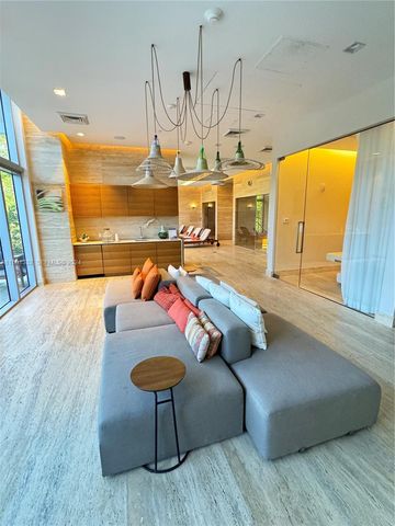 16385 Biscayne Boulevard 2421, North Miami Beach, FL 33160
