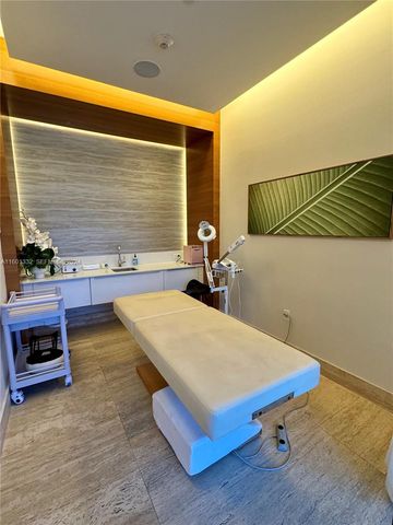16385 Biscayne Boulevard 2421, North Miami Beach, FL 33160