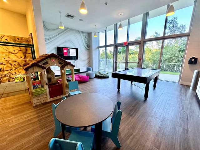16385 Biscayne Boulevard 2421, North Miami Beach, FL 33160