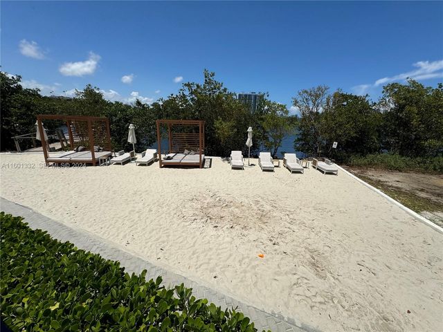 16385 Biscayne Boulevard 2421, North Miami Beach, FL 33160
