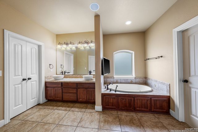 130 Rhum Rd, Kerrville, TX 78028